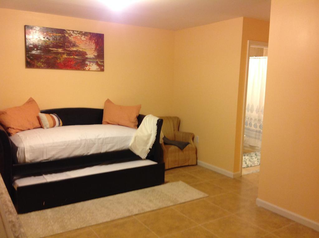 Mojoy Homesuites At Runyon Newark Exteriör bild