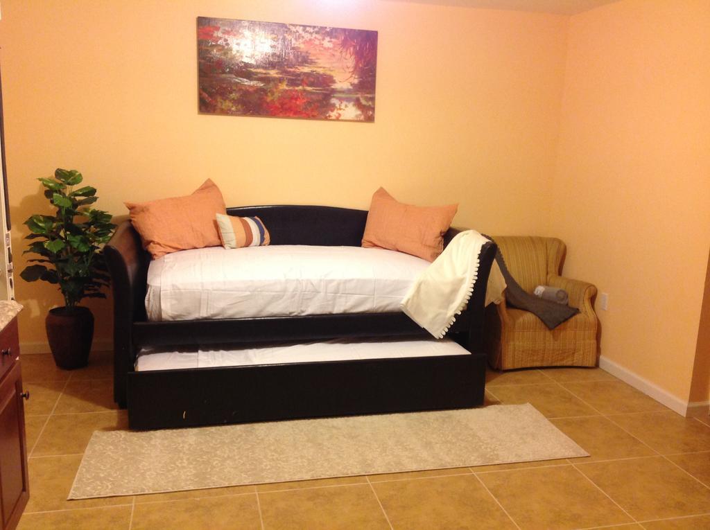 Mojoy Homesuites At Runyon Newark Exteriör bild